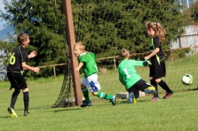 开yun体育-跨界赛事：足球与其他体育项目的融合尝试，足球外跨教学视频