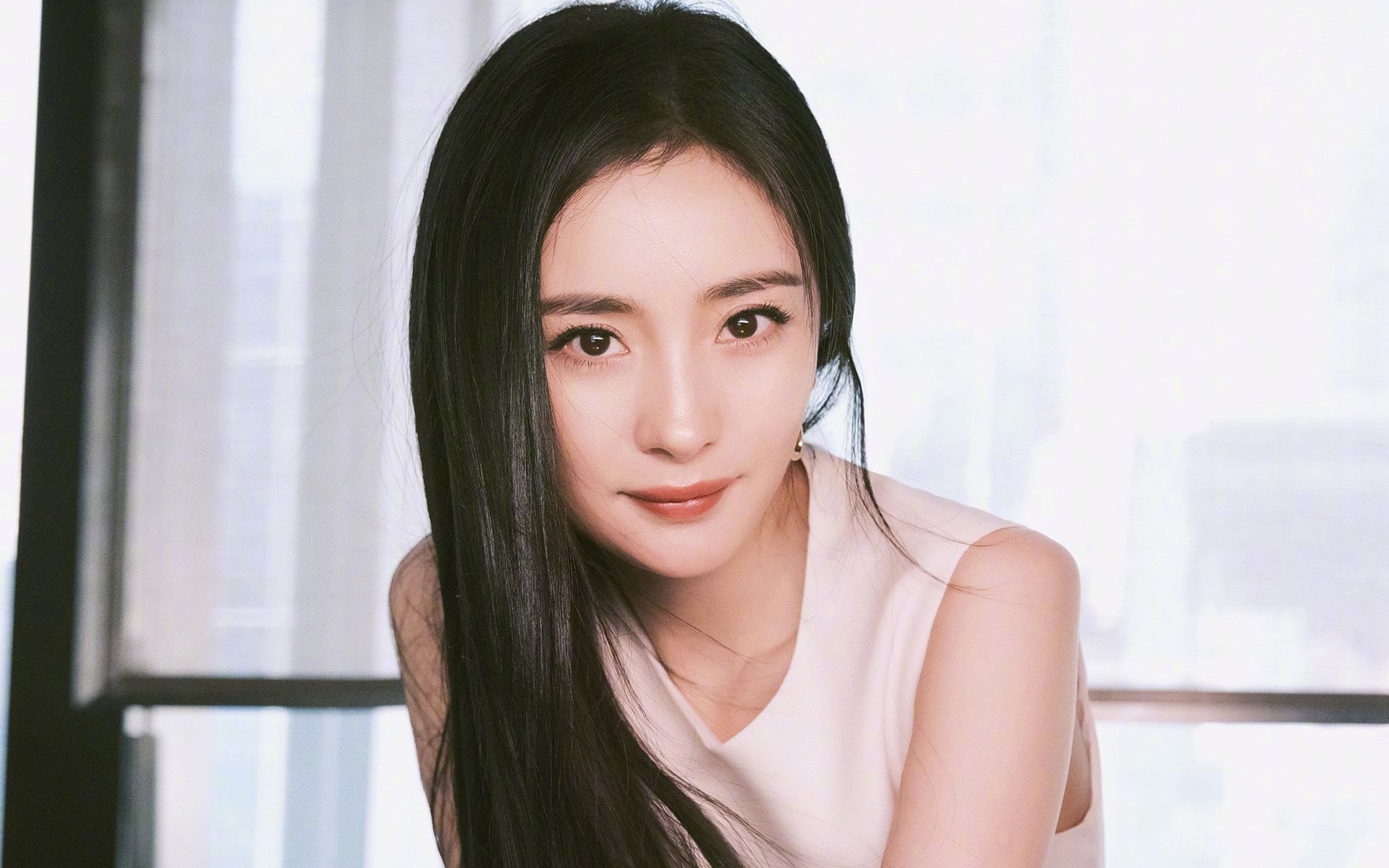 前场球员跑动轨迹是否直接影响中场组织视角,前场球员跑动轨迹是否直接影响中场组织视角